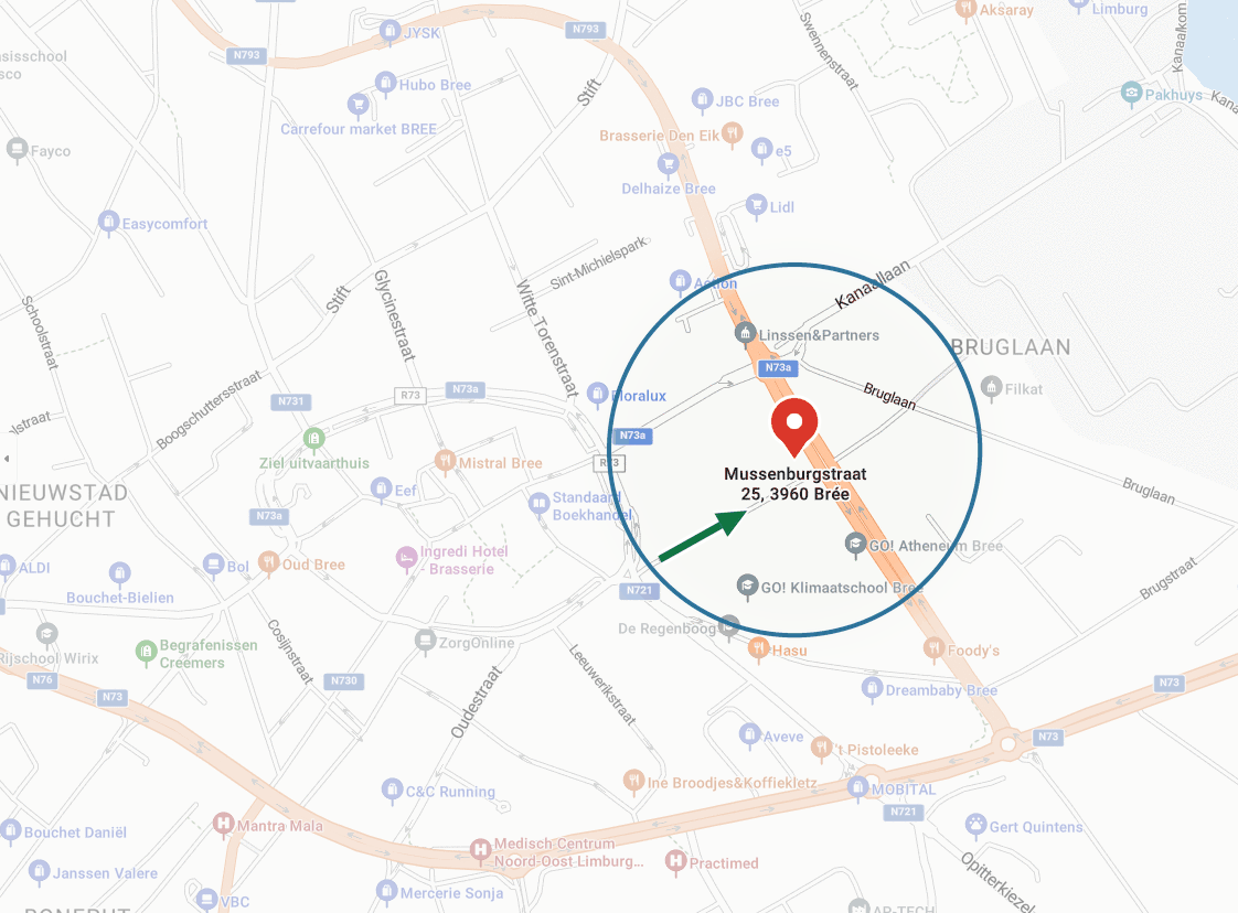 Kaart van Bree met de priv&eacute;praktijk aangeduid op Mussenburgstraat 25, langs de N73. Een groene pijl toont de rijrichting van de toegangsstraat naar het gebouw: die is eenrichtingsverkeer en kan enkel van west naar oost ingereden worden, niet vanaf de N73.